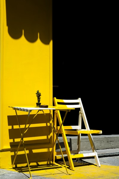 靠近黄墙的折叠桌椅